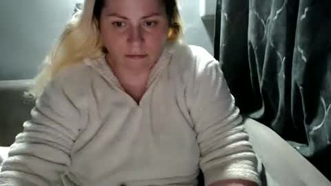 Laura online show from October 9, 9:52 pm