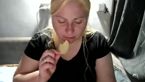 Laura online show from March 8, 7:18 pm