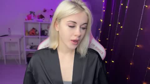 Snapshot of candyhannah chatting on October 18, 8:32 pm You can call me HH online show from October 18, 8:32 pm