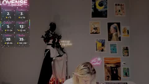 Snapshot of careful_i_bite chatting on October 8, 5:12 am NONA follow online show from October 8, 5:12 am