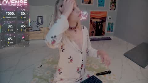 Snapshot of careful_i_bite chatting on September 24, 6:01 am NONA follow online show from September 24, 6:01 am