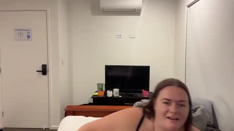 carinabro10 online show from August 9, 9:02 am