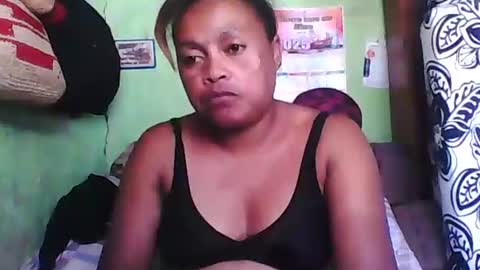 Snapshot of carinesexy69 chatting on January 10, 10:17 am carinesexy69 online show from January 10, 10:17 am