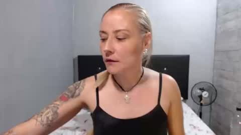 Snapshot of caro_milf_ chatting on September 27, 1:02 am Caro milf  online show from September 27, 1:02 am