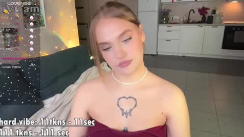 Snapshot of caroline_kiparis chatting on January 29, 10:53 pm Caro online show from January 29, 10:53 pm