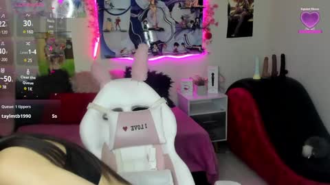 Caroline Lenox online show from December 5, 2:33 pm