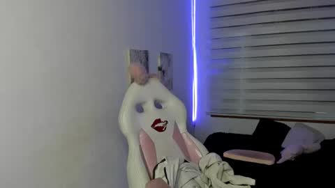 caroline_rodriguez_9 online show from June 13, 7:22 pm