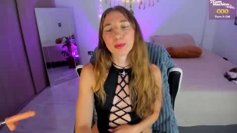 Snapshot of carriexwood chatting on December 27, 9:43 pm Nia  online show from December 27, 9:43 pm