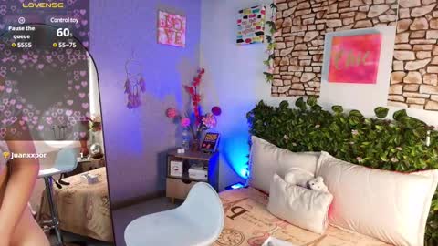 Snapshot of cassie_fletcher chatting on February 12, 7:56 pm Casie online show from February 12, 7:56 pm