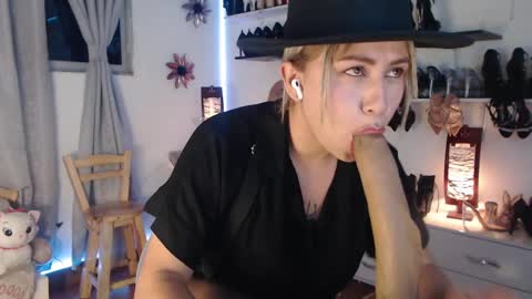 Snapshot of catalina_bruce2 chatting on February 12, 4:12 am Catalina bruce2 online show from February 12, 4:12 am
