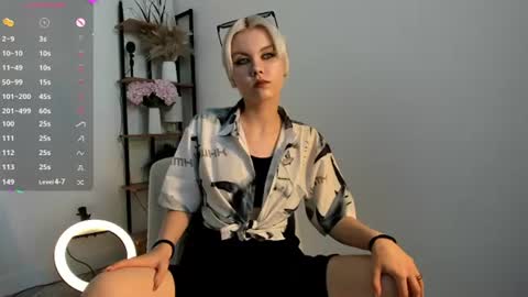 Mia online show from June 24, 11:09 am