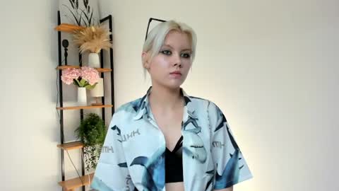 Mia online show from June 25, 11:02 am