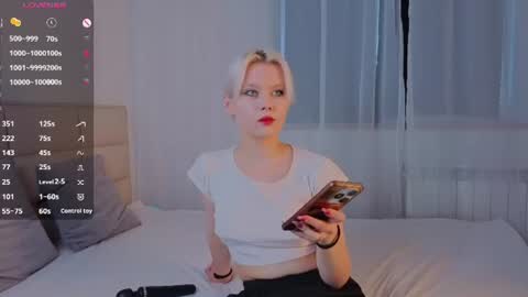 Mia online show from July 20, 11:01 am