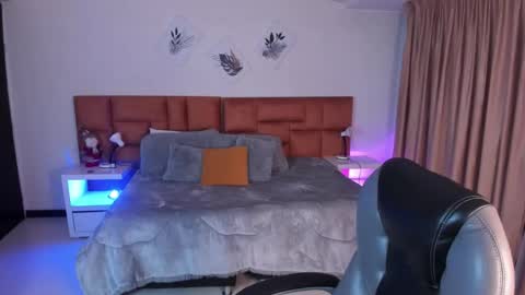 catti_brie_ online show from November 28, 11:46 am