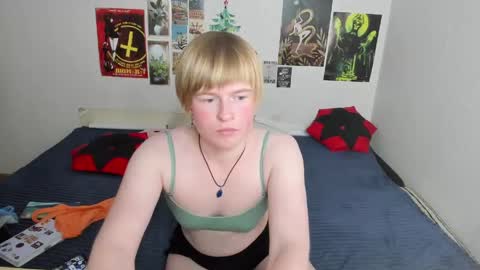 cattie_w_ online show from April 29, 2:37 am