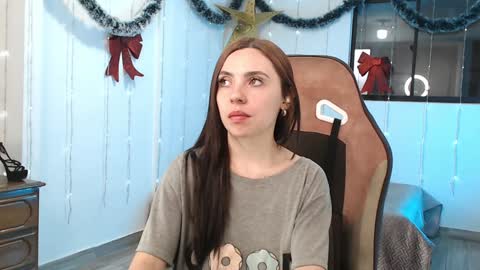 Snapshot of cattleya069 chatting on December 31, 11:42 am Cattleya you can tell me Leya too. online show from December 31, 11:42 am