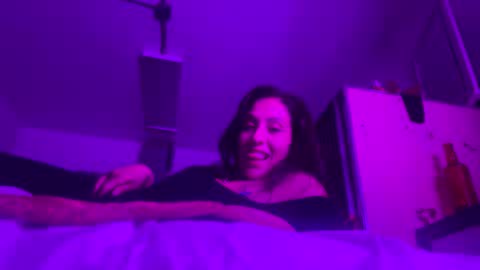 cece_vibez online show from December 1, 10:30 am