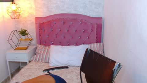 Snapshot of celesteevanss_ chatting on December 19, 7:40 pm Celeste online show from December 19, 7:40 pm