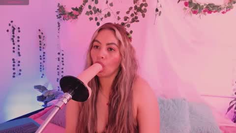 Hello guys my name is Sofi and Lizzie and  Vanessa online show from November 6, 3:18 pm