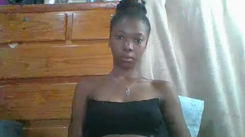 Snapshot of chariola0101 chatting on February 22, 12:05 am chariola0101 online show from February 22, 12:05 am