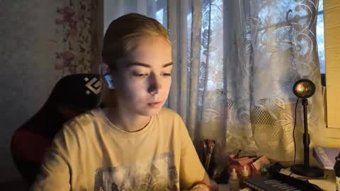 Snapshot of charleneschonert chatting on October 31, 7:56 am charleneschonert online show from October 31, 7:56 am