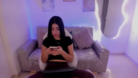 Snapshot of charlote_cowell_sub_ chatting on September 8, 4:50 pm online show from September 8, 4:50 pm