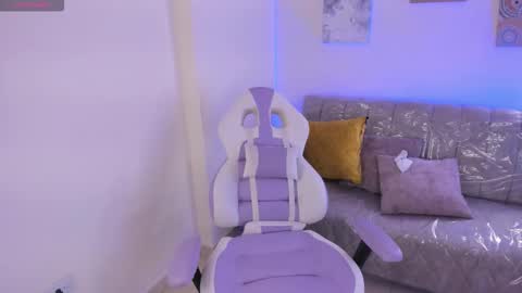Snapshot of charlote_cowell_sub_ chatting on October 15, 7:38 pm online show from October 15, 7:38 pm