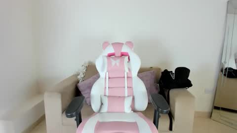 Snapshot of charlote_cowell_sub_ chatting on February 5, 9:50 pm online show from February 5, 9:50 pm