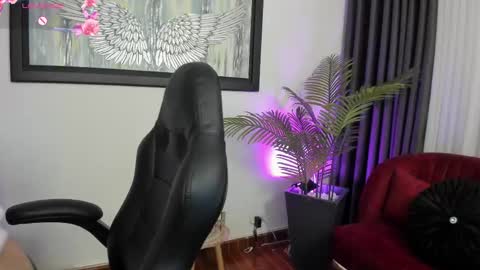 Snapshot of charlote_horny chatting on February 21, 11:55 am Charlote online show from February 21, 11:55 am