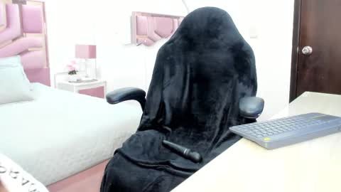 Snapshot of charlote_horny chatting on October 15, 12:52 pm Charlote online show from October 15, 12:52 pm
