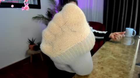 Snapshot of charlote_horny chatting on September 29, 12:32 pm Charlote online show from September 29, 12:32 pm