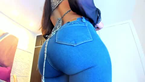 Snapshot of charlotte_icee chatting on January 8, 5:48 pm Charlotte Icee online show from January 8, 5:48 pm
