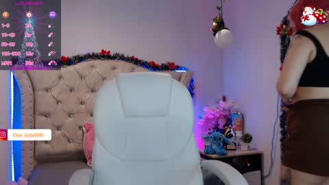 Snapshot of charlotte_jones__1 chatting on December 29, 11:40 am Charlotte online show from December 29, 11:40 am
