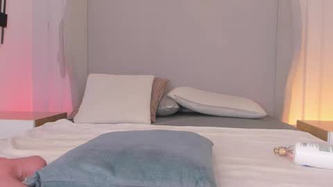 Chloe online show from November 24, 1:24 pm