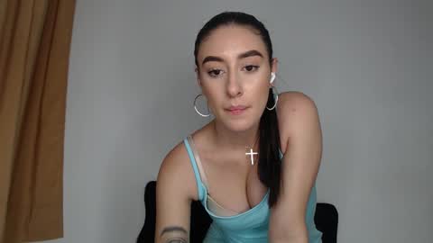 Snapshot of chloe_vahos chatting on September 29, 12:16 am Chloe online show from September 29, 12:16 am