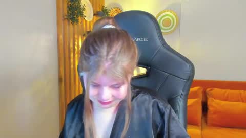 ChloeHalses online show from May 1, 5:21 am
