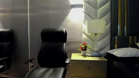  Chloe Harper  online show from June 25, 11:45 am