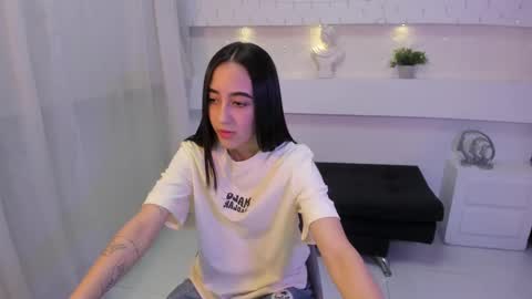 chloehil2 online show from December 20, 8:45 pm