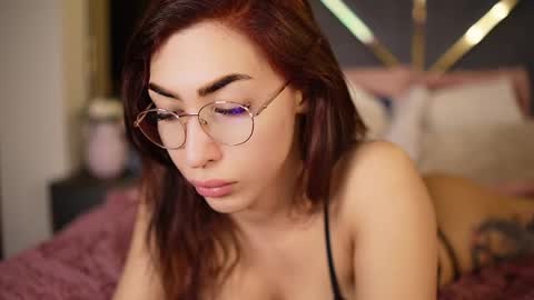 chloemin_ online show from March 11, 8:40 am