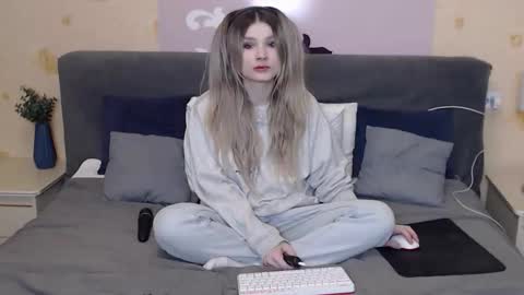 chloemurmeow online show from March 21, 12:15 am