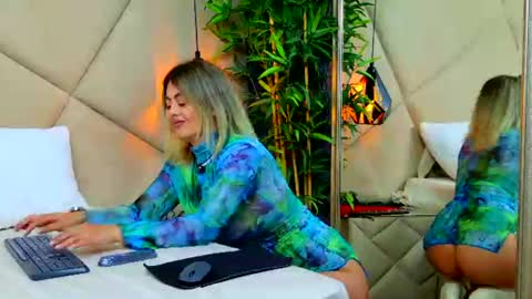Chloe Vee online show from June 23, 5:16 am