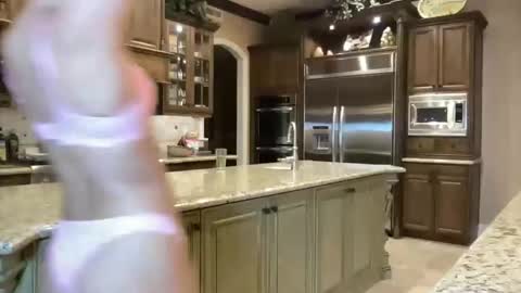 Chloe Babe online show from May 4, 7:01 am