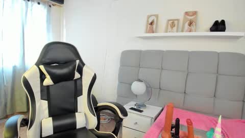 chlooe_zoe online show from March 25, 7:50 pm