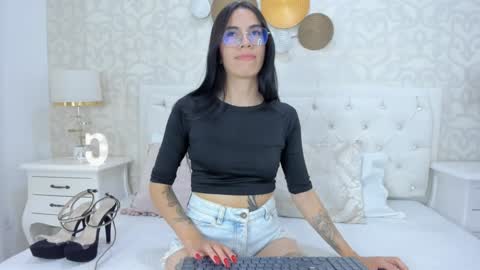 Snapshot of clarisse28 chatting on December 5, 6:55 pm Mistress Clarisse online show from December 5, 6:55 pm