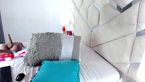 Queen Cloe online show from November 19, 9:15 pm