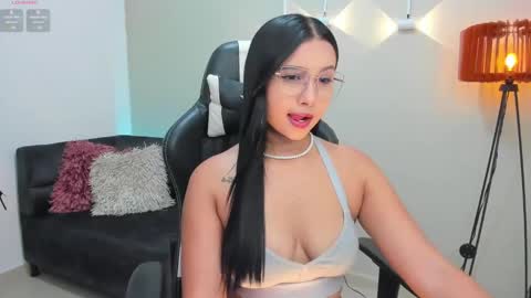 Snapshot of cloewilliamsxx chatting on December 10, 1:33 pm Cloe online show from December 10, 1:33 pm