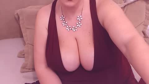 Snapshot of college_dream_bbw chatting on January 31, 3:33 pm Maddison online show from January 31, 3:33 pm