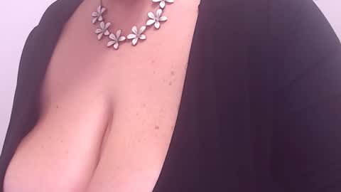 Snapshot of college_dream_bbw chatting on December 28, 11:19 am Maddison online show from December 28, 11:19 am