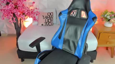 Snapshot of cora22_ chatting on February 18, 1:00 pm CORA online show from February 18, 1:00 pm