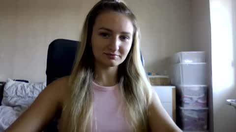 Snapshot of cora_fora chatting on September 21, 7:18 am cora_fora online show from September 21, 7:18 am